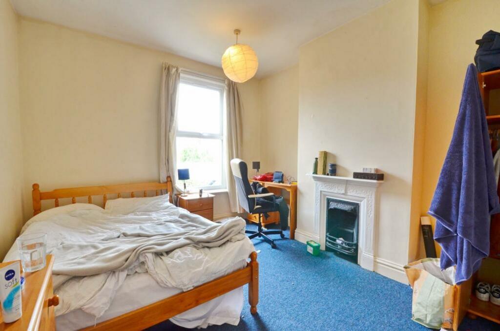 A bright and inviting double bedroom, perfect f...