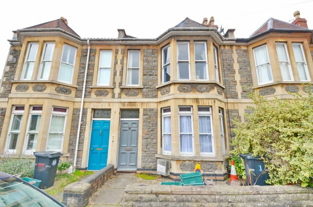 A charming front view of a well-maintained prop...
