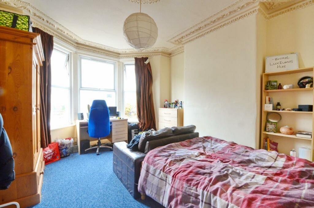 A spacious and well lit double bedroom featurin...