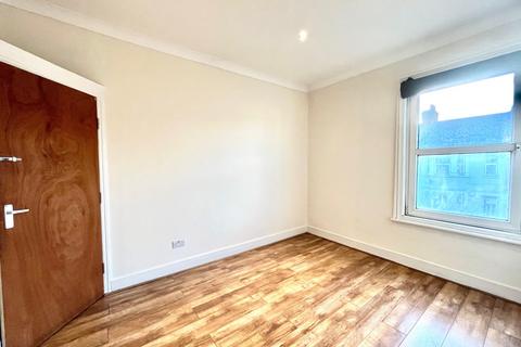 3 bedroom flat to rent, Huddlestone Road, Willesden Green, NW2