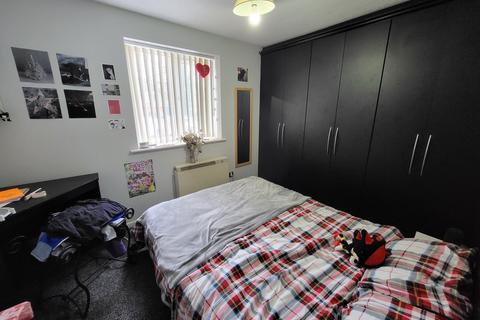3 bedroom apartment to rent, Chorlton Rd, Hulme, Manchester, Manchester