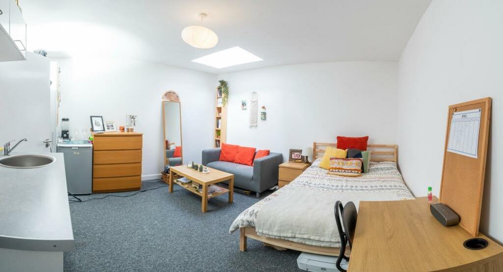 A spacious and bright large double bedroom feat...