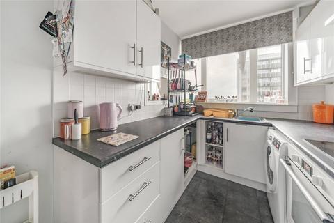 2 bedroom flat for sale, Wellington Close, Walton-On-Thames, Surrey, KT12