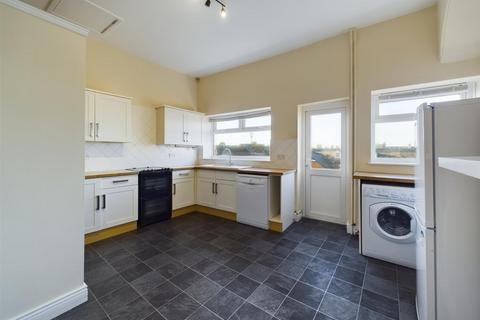 3 bedroom apartment to rent, Percy Gardens, Tynemouth