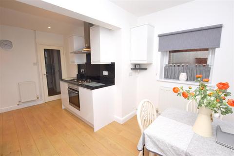 4 Amesbury Avenue, Grimsby, DN33 3HR