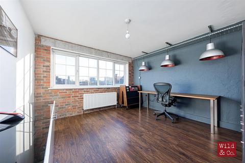 2 bedroom flat to rent, Furrow Lane, Hackney