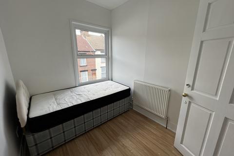 4 bedroom terraced house to rent, Luton LU1