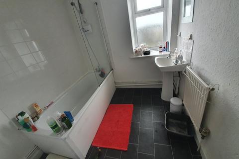 2 bedroom flat to rent, Carlton Terrace, Mount Pleasant, Swansea