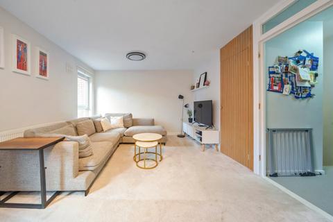 2 bedroom apartment to rent, Clement Close London W4