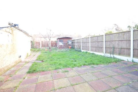 3 bedroom semi-detached house to rent, Oakleafe Gardens, Ilford, Essex. IG6