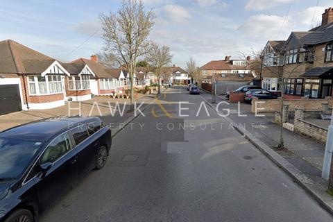 3 bedroom semi-detached house to rent, Oakleafe Gardens, Ilford, Essex. IG6