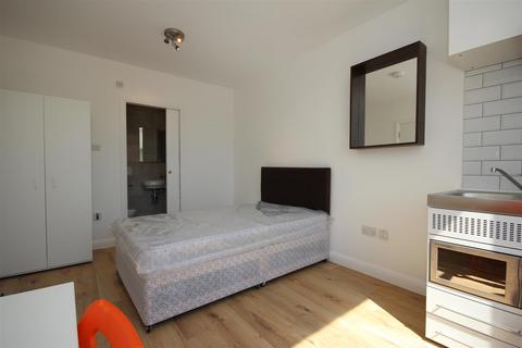 Studio to rent, High Street, Harlesden, NW10 4SL