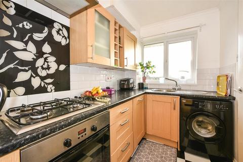 2 bedroom flat for sale, Lakeside Avenue, Rownhams, Hampshire