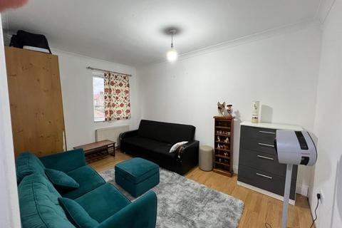 3 bedroom flat to rent, Clare Road, Hounslow