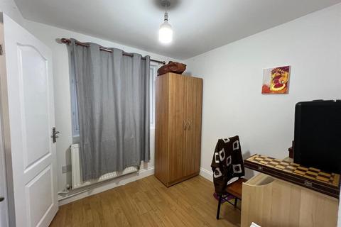 3 bedroom flat to rent, Clare Road, Hounslow