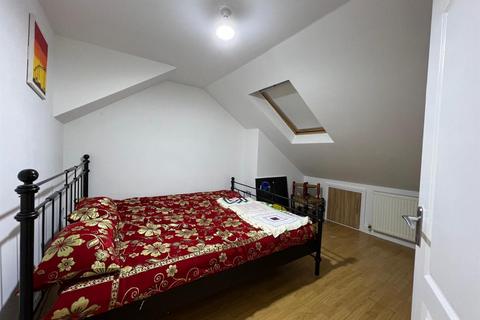 3 bedroom flat to rent, Clare Road, Hounslow