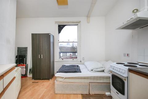 Studio to rent, Highbury Park, London N5