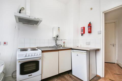 Studio to rent, Highbury Park, London N5