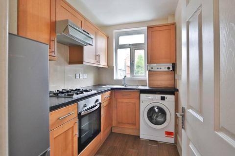 3 bedroom terraced house to rent, Cavendish Road, New Malden