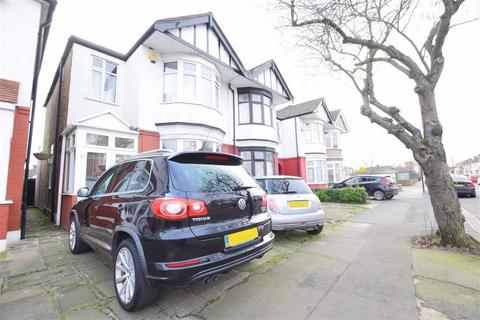 4 bedroom terraced house to rent, Fairlop Road, IG6