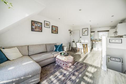 29 Tomlinson Close, London, W4 4DR