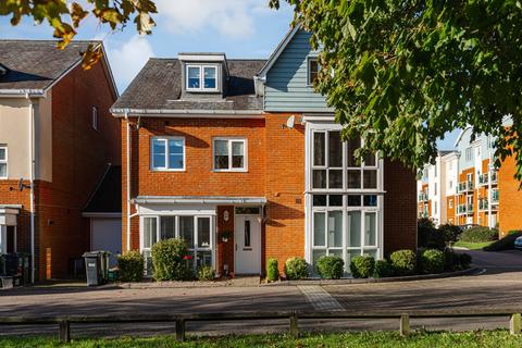 4 bedroom semi-detached house to rent, Goodworth Road, Redhill