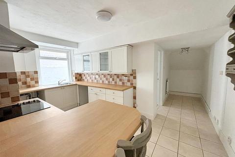 2 bedroom flat to rent, Enys Road, Eastbourne