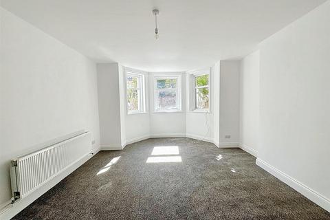 2 bedroom flat to rent, Enys Road, Eastbourne