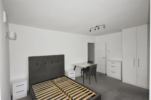 3 bedroom flat to rent, Manor Vale, Brentford