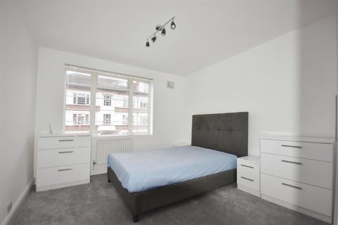 3 bedroom flat to rent, Manor Vale, Brentford