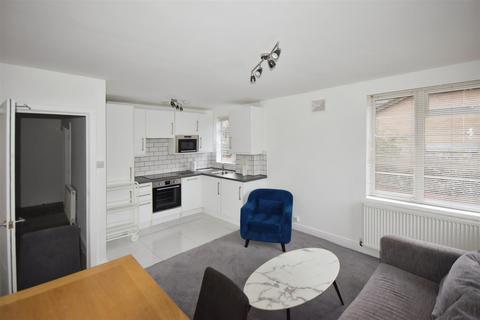 3 bedroom flat to rent, Manor Vale, Brentford