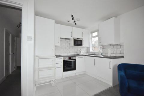 3 bedroom flat to rent, Manor Vale, Brentford