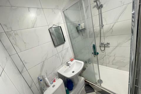 3 bedroom flat to rent, Princess Road, Manchester M20