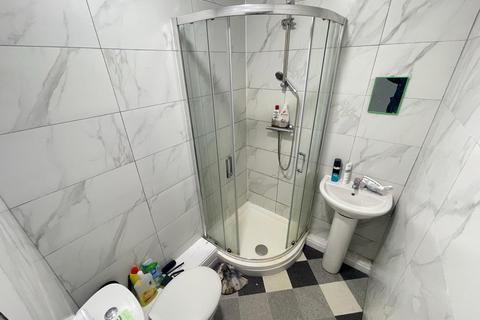 2 bedroom flat to rent, Princess Road, Manchester M20