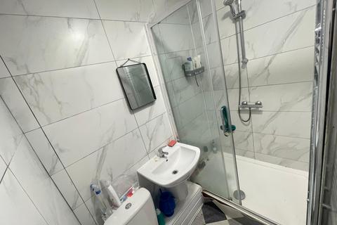 2 bedroom flat to rent, Princess Road, Manchester M20