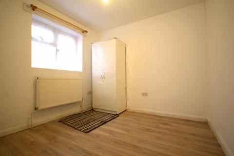 Studio to rent, London, NW10