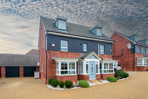 5 bedroom detached house to rent, Juno Lane, Fairfields