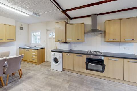 5 bedroom detached house to rent, Ladybarn Lane, Fallowfield, Manchester
