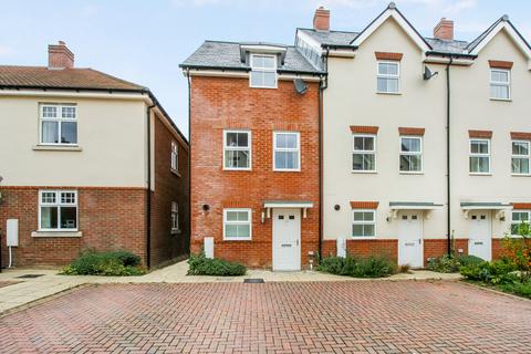 4 bedroom townhouse to rent, Ellis Road, Broadbridge Heath, Horsham