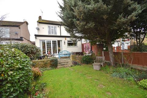 3 bedroom end of terrace house to rent, Nelson Road, Chingford, London. E4 9AR