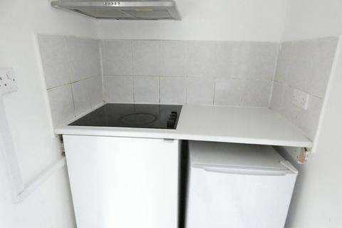 Studio to rent, Staines Road, Bedfont, Feltham