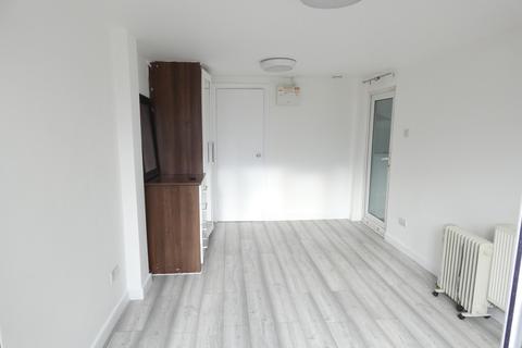 Studio to rent, Staines Road, Bedfont, Feltham