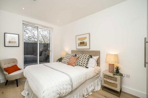 2 bedroom flat for sale, Kingsbridge Avenue, London W3