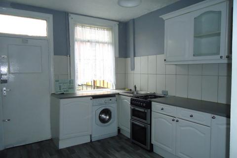 3 bedroom terraced house to rent, Cross Flatts Place, Leeds LS11