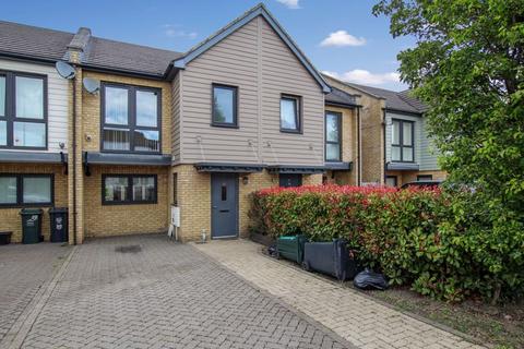 3 bedroom semi-detached house to rent, Heath End Road, Bexley