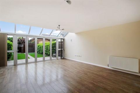 3 bedroom semi-detached house to rent, Heath End Road, Bexley