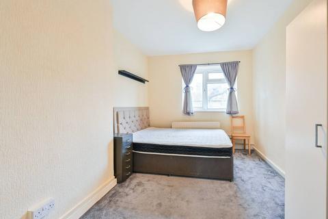 3 bedroom flat to rent, Congreve Street, Elephant and Castle, London, SE17