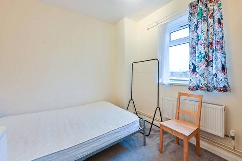 3 bedroom flat to rent, Congreve Street, Elephant and Castle, London, SE17