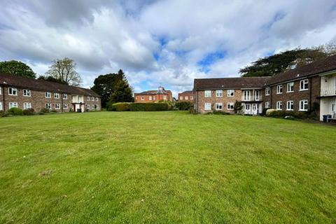 2 bedroom apartment to rent, Sanderstead Court, Addington Road, South Croydon