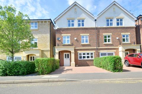 5 bedroom townhouse to rent, Heacham Avenue, Ickenham UB10 8TR